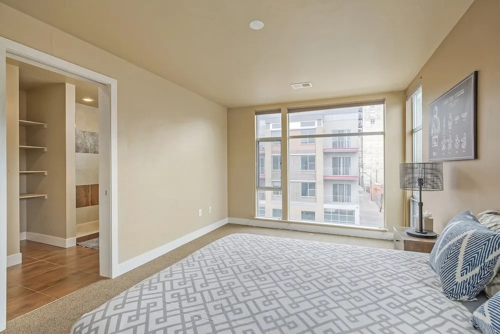 Swanky Downtown Loft! City Views! Sleeps 10!