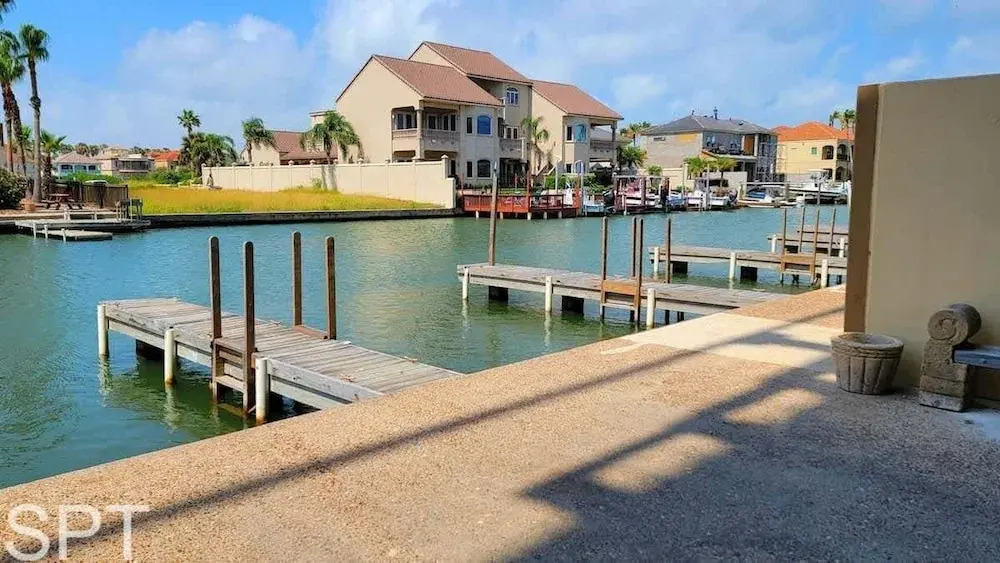 Landfall 22 1 Bedroom Home by RedAwning