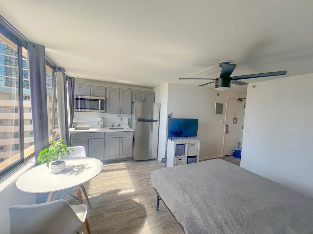 Hawaiian Monarch 1804 Condo by Redawning