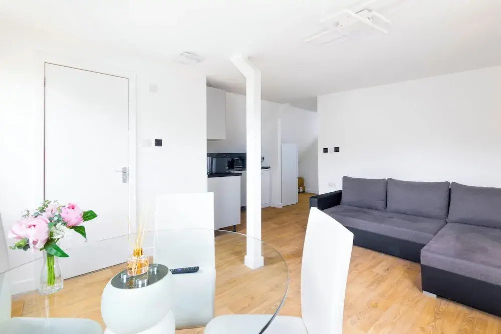Lux 8Br Thamesfront Villa w Yacht & Sauna