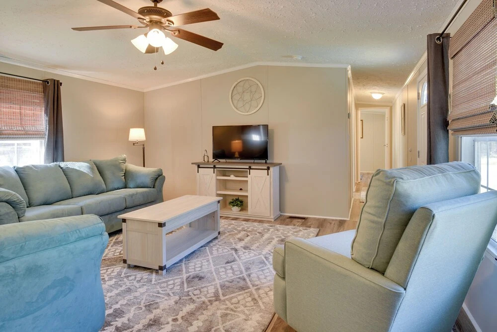 Supply Cottage w/ Deck < 2 Mi to the Beach!