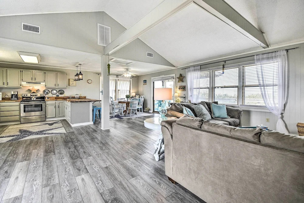 Hatteras-style Salvo Home - Walk to Shore!