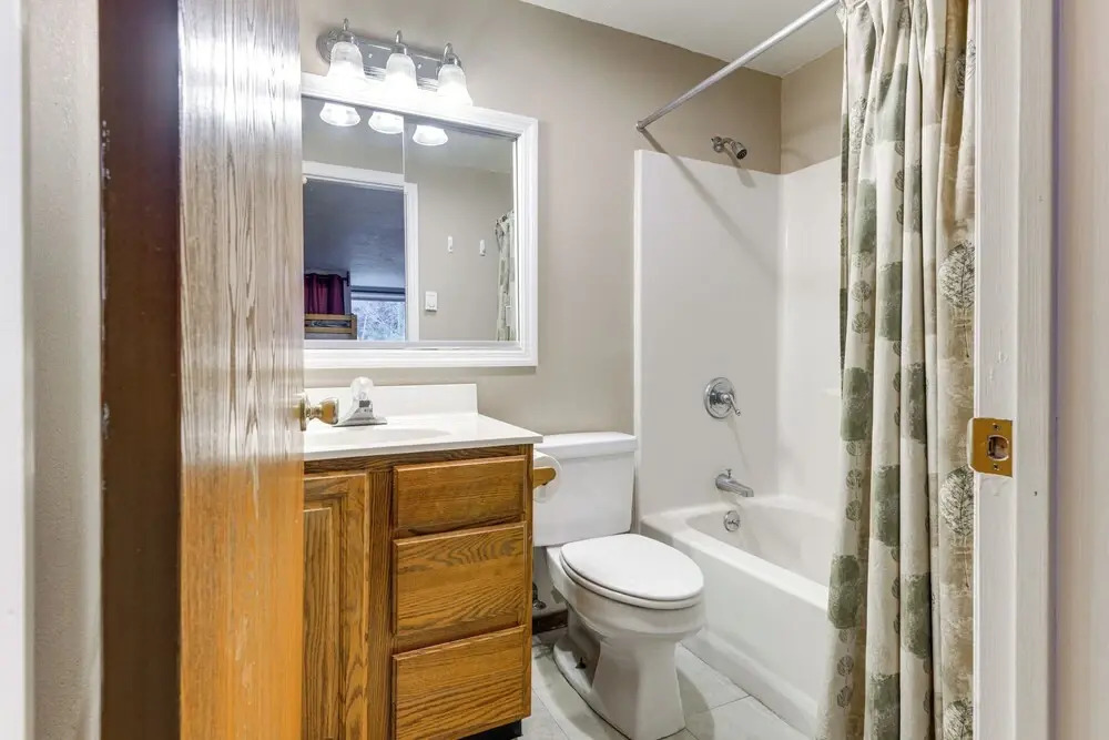 West Dover Townhome: Hot Tub, 2 Mi to Mount Snow!