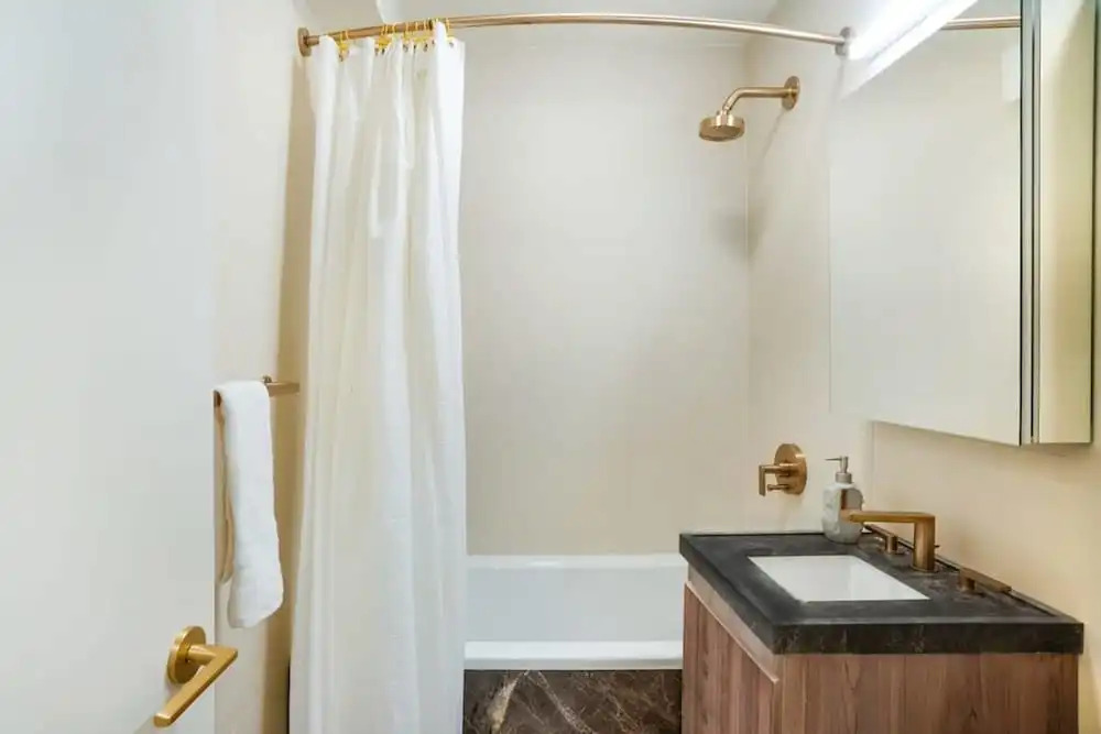 52-3de Newly Renovated 2BR BTH Midtown East