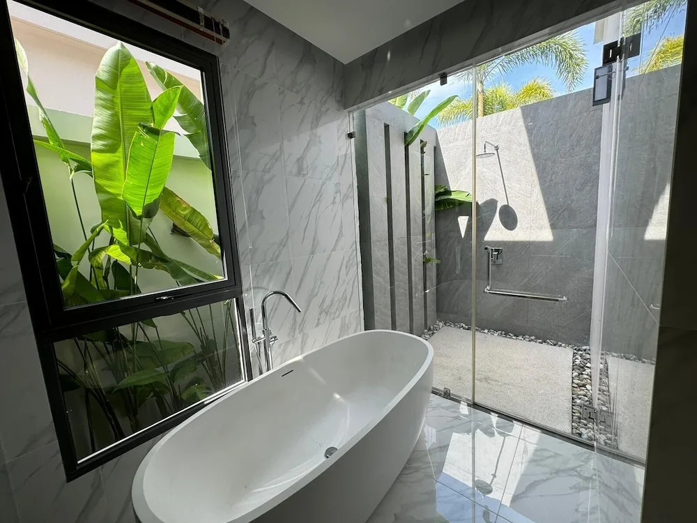 Breeze Villa with maid by Lofty