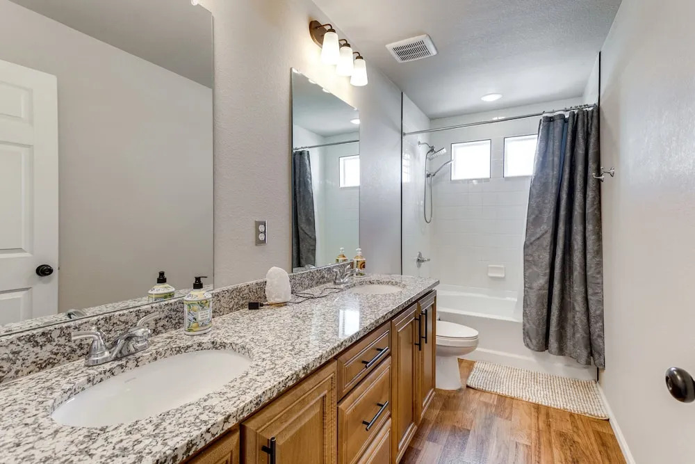 17 Mi to Downtown Denver: Modern Aurora Home!