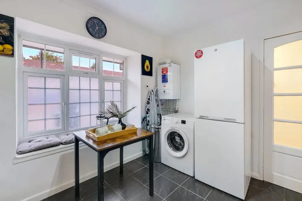 Modern 4 Bedroom Hse Garden in Feltham