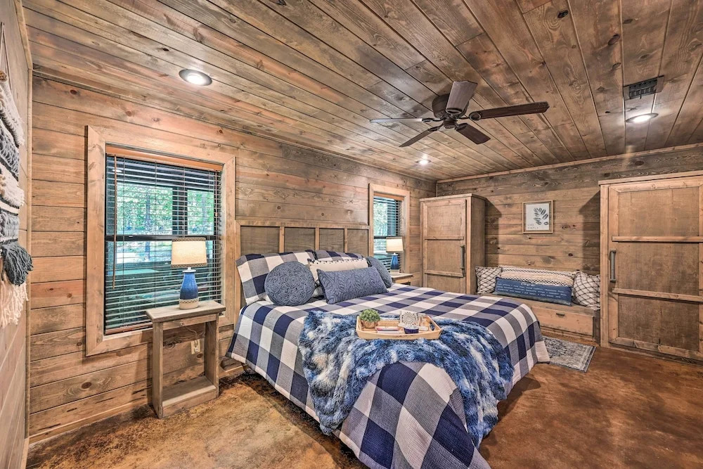Luxe Broken Bow Cabin w/ Tesla Charging Station