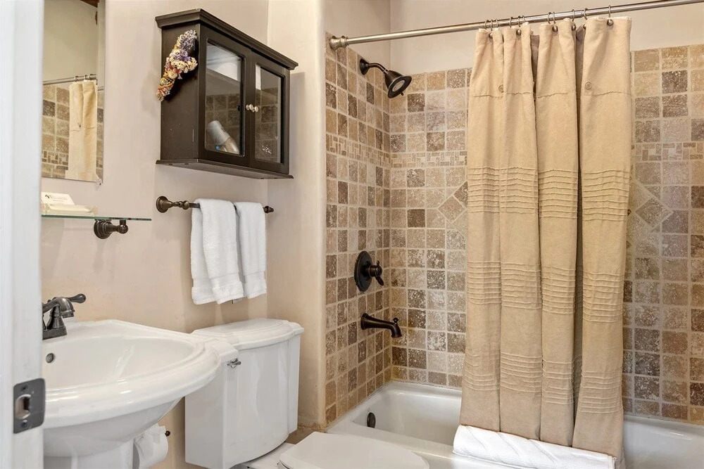 La Luz - Luxurious East Side Adobe With Hot Tub and Kiva Fireplace, Walk Everywhere