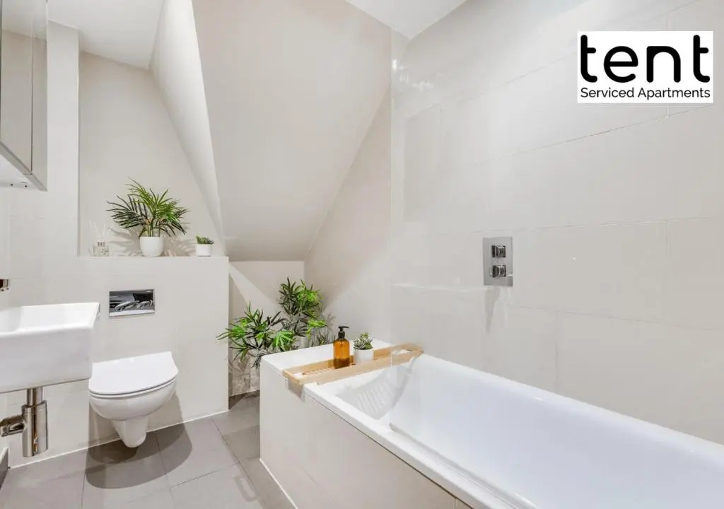 Bright, Stylish Two Bedroom Apt in Town Centre with Free Parking at Tent Serviced Apartments Chertsey