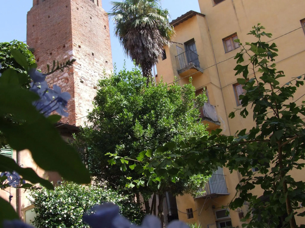 It 's located in the historic center of Pisa on the ground floor of a 17th century building