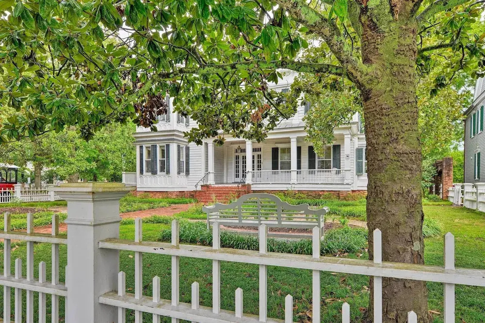New Bern Home w/ Yard, Grill + Walkable Location