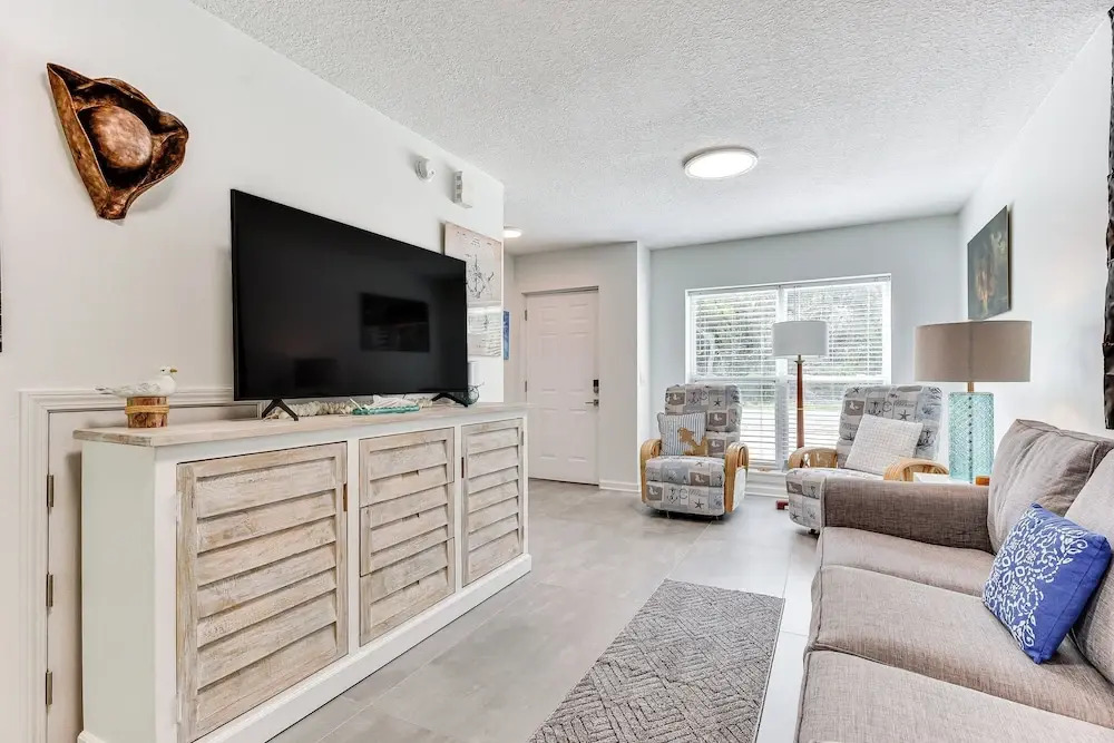 Fernandina Beach Townhome, Steps to Public Beach