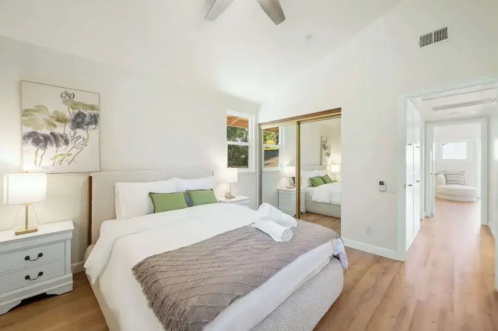 Spacious Retreat With Scenic Mountain Views