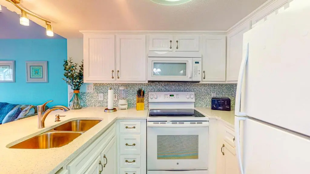 EC134 Newly Remodeled Ground Floor Condo, Boardwalk to Beach, Shared Pool and Grill
