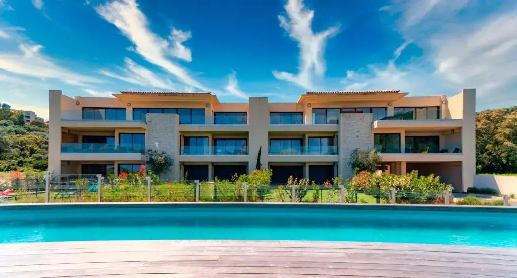 Solaneos propose magnifique T4 neuf sur le port avec Piscine