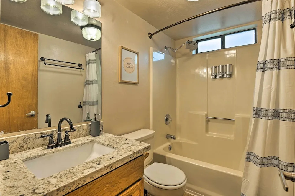1 Mi to Lake: Secluded Cabin w/ Deck in Munds Park