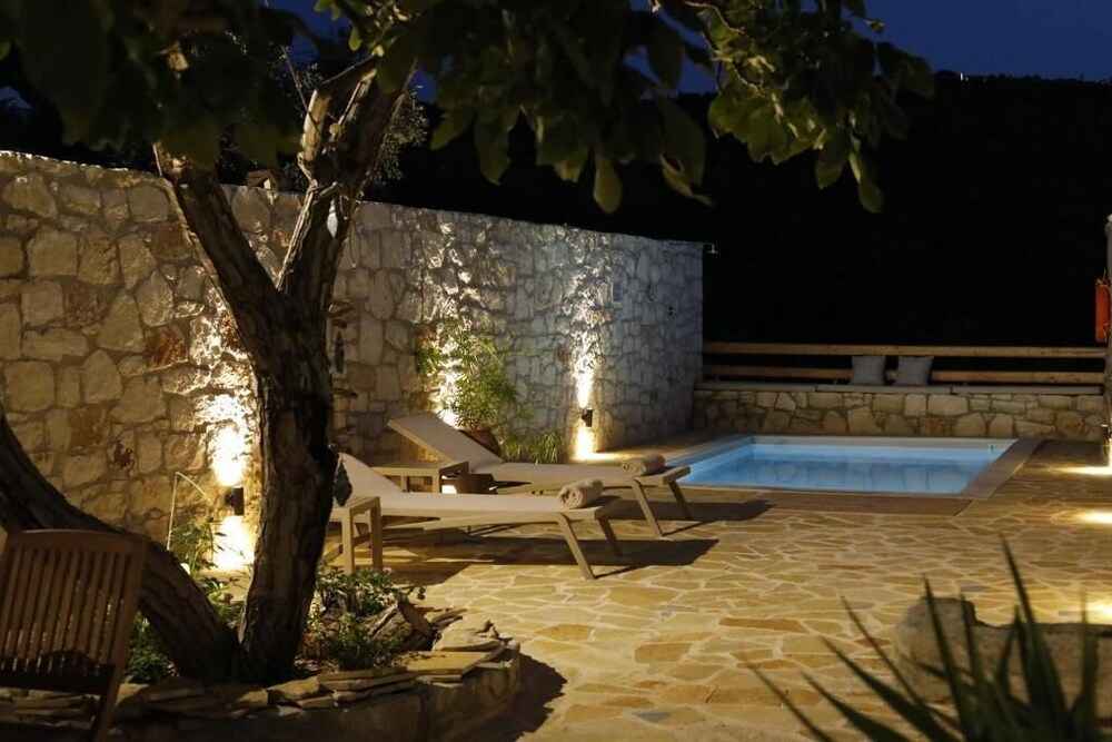 Ontas by Praxithea Traditional Home