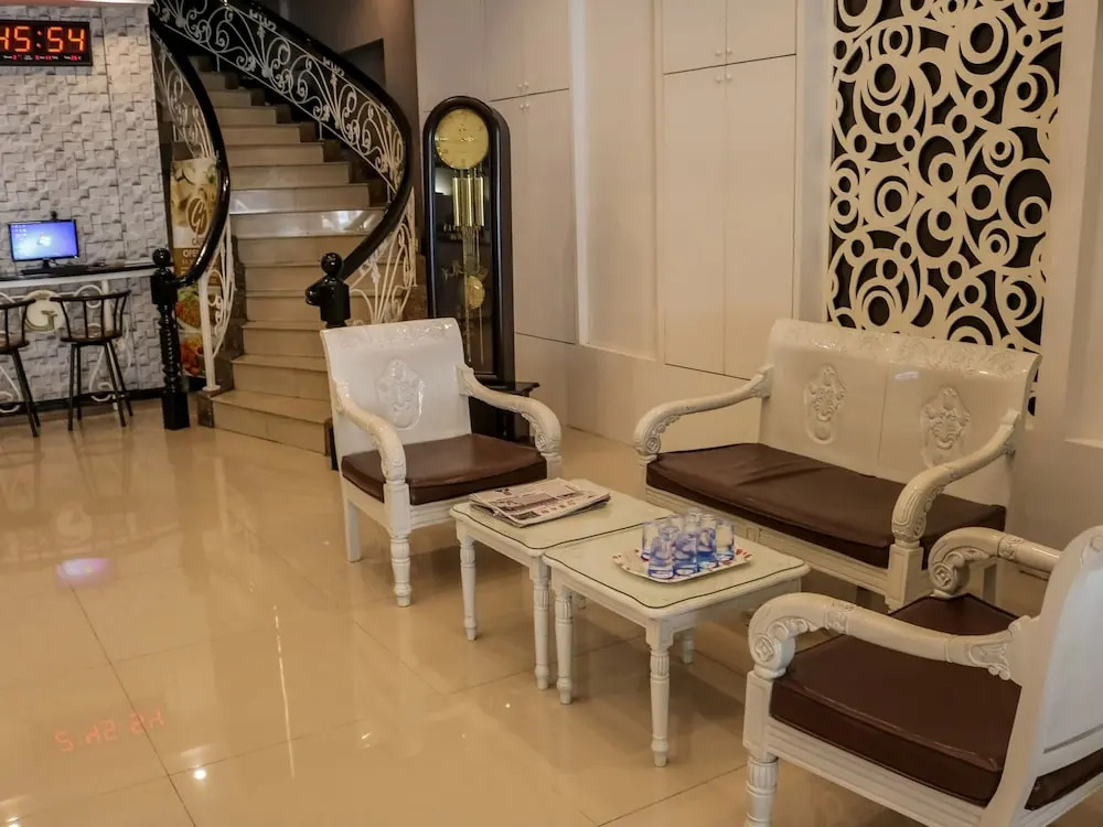 NIDA Rooms Railway Median Kantor Post