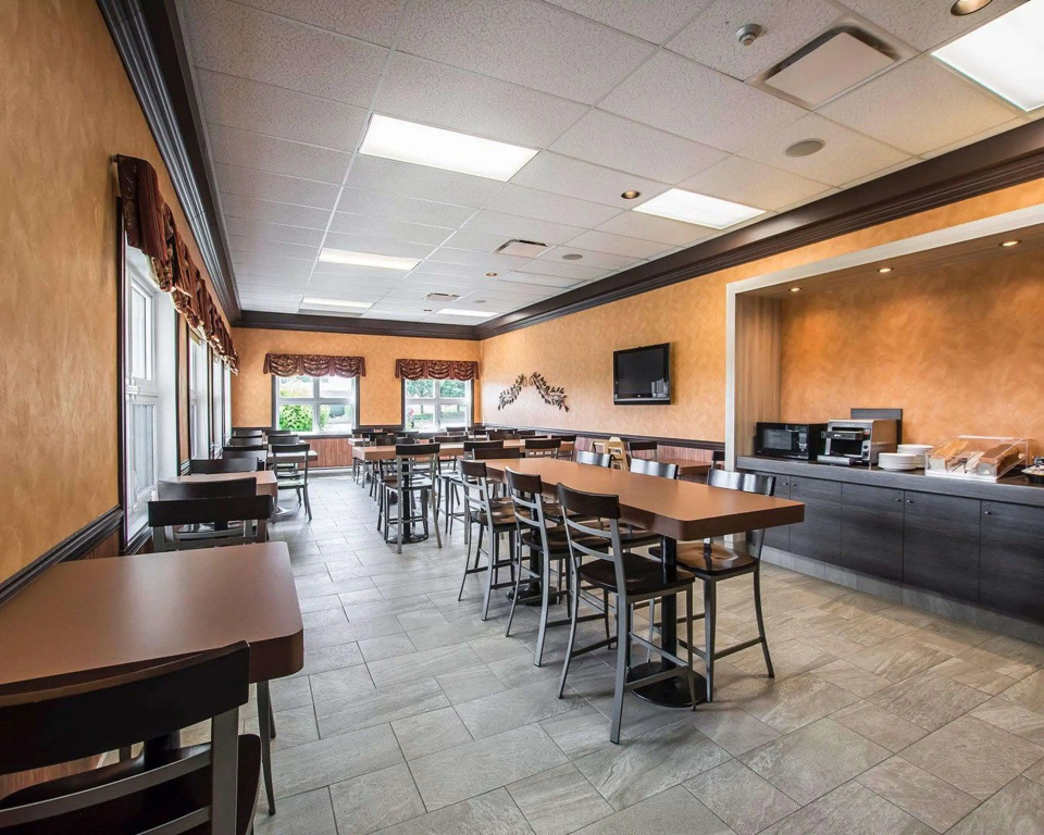Econo Lodge Inn & Suites