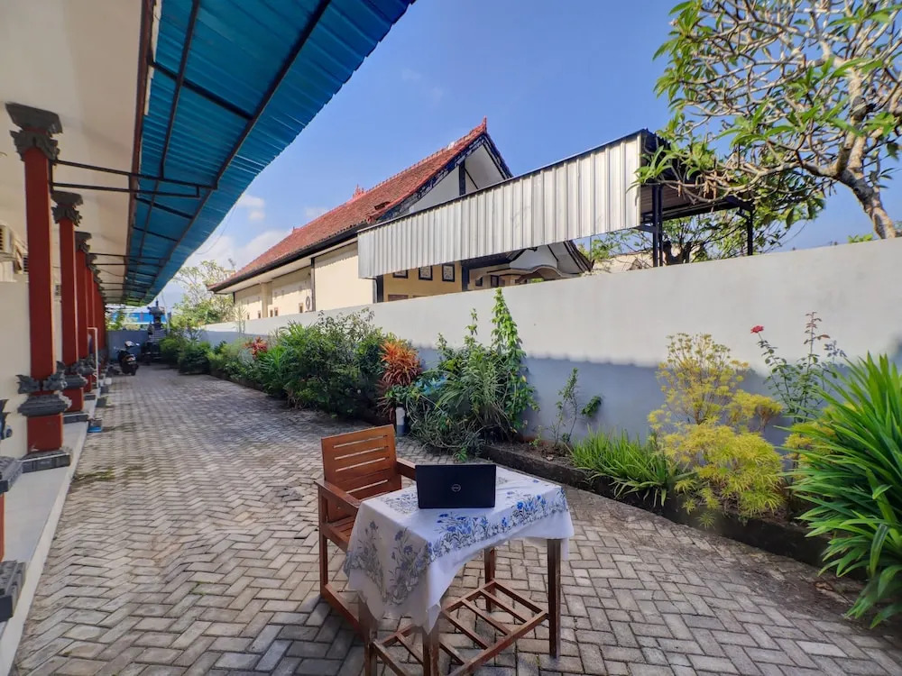 OYO Life 92838 Kost Ibu Surya