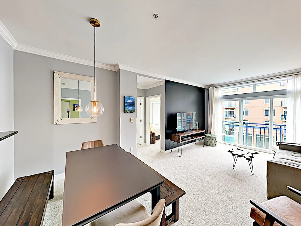 Chic Belltown Court W/ Pool & Rooftop Deck 2 Bedroom Condo