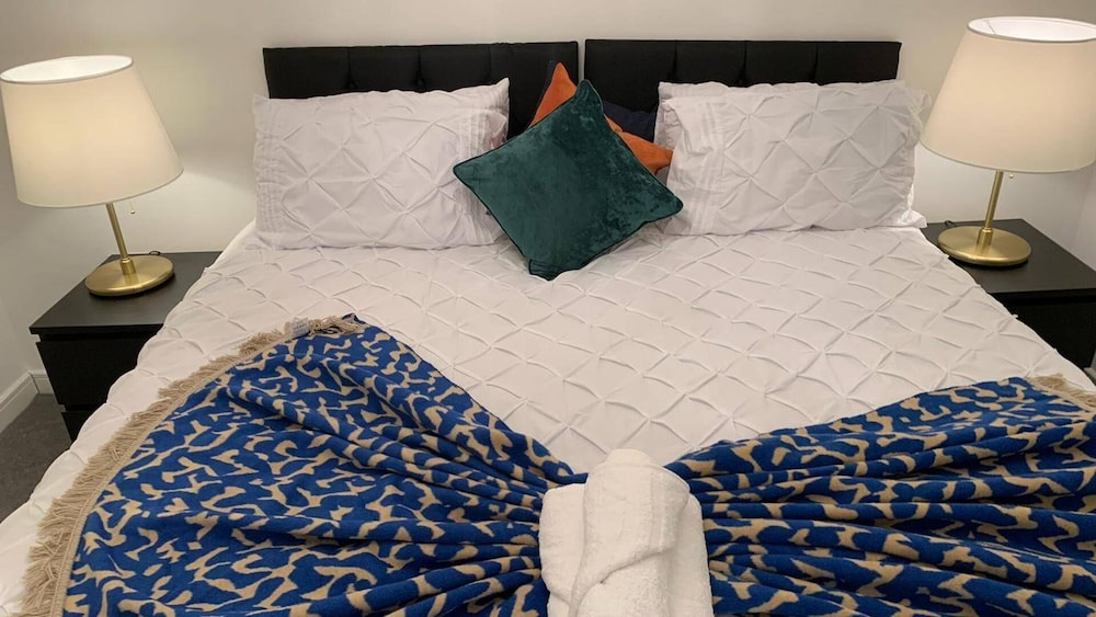 House- Sleeps 6 & Free Parking