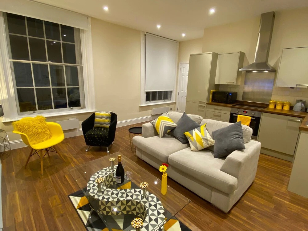 Luxury High Street Apartment