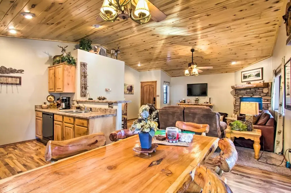 3 Mi to Fool Hollow Lake: Romantic Show Low Cabin