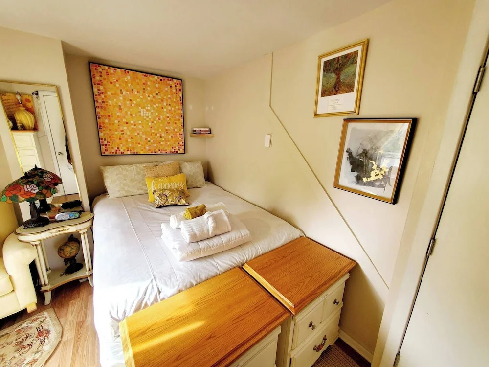 Room-cozy Yellow Queen Bed By Yale U