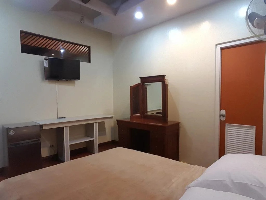 Mactan Breeze - Airport Bed & Breakfast