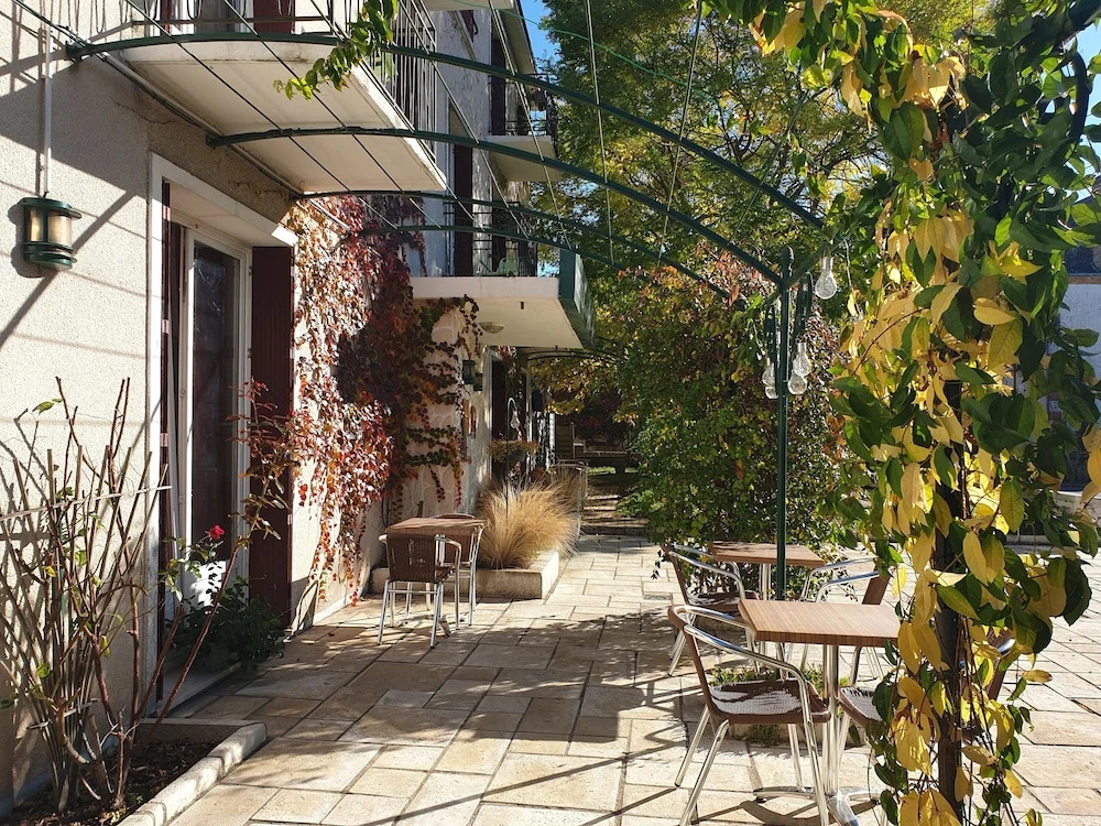 Logis Hôtel Saint Cyr