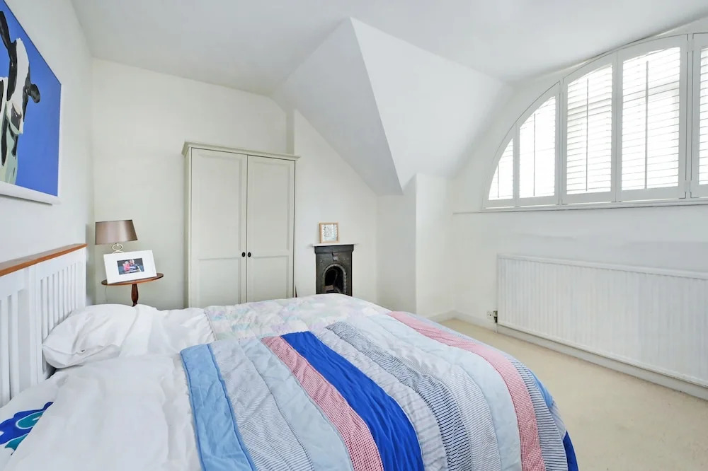 6 Bedroom Edwardian House in Bath