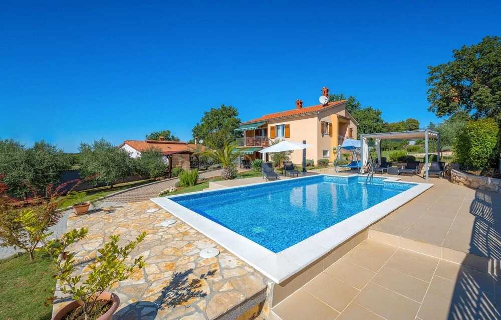 Amazing Home in Radmani With Wifi and 4 Bedrooms