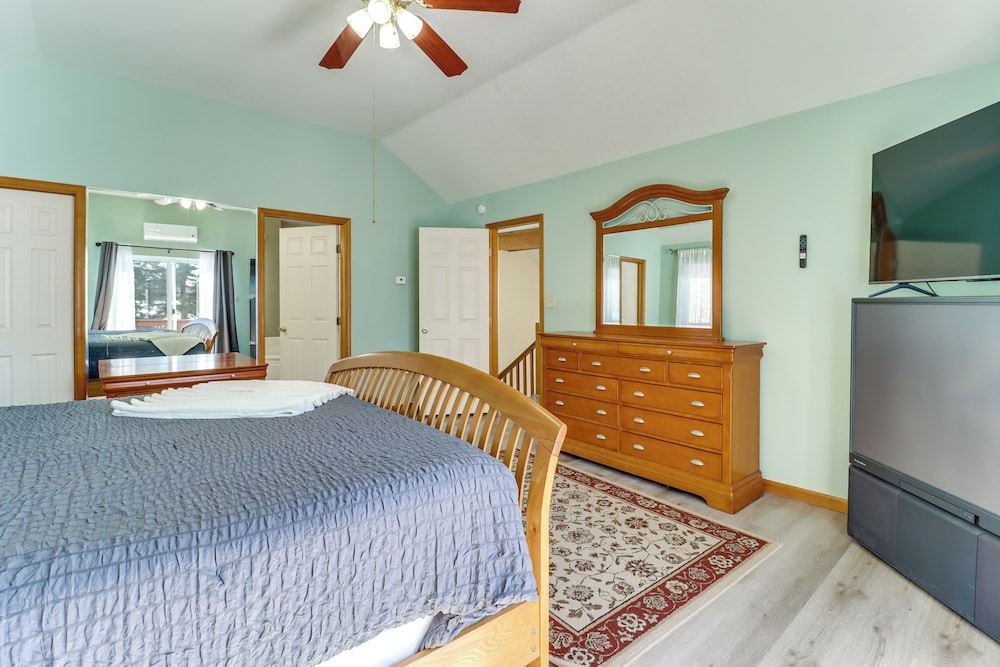 Private Hot Tub: Lakefront Poconos Home!