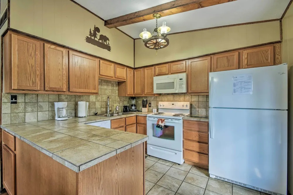 Cozy Ruidoso Cabin w/ Hot Tub & Game Room!