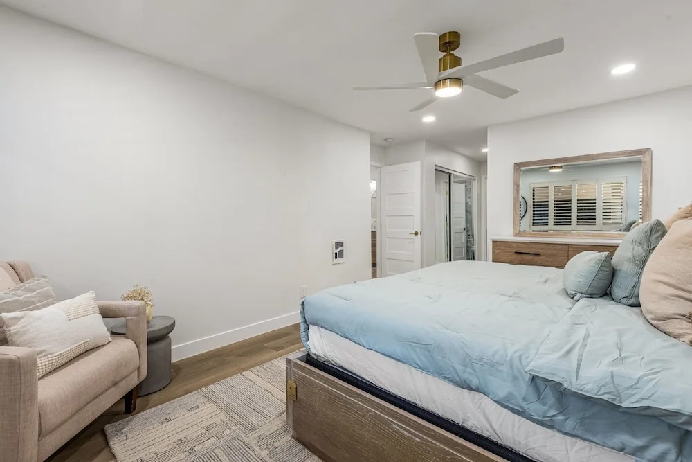 Dmbc 823b 2 Bedroom Condo by RedAwning