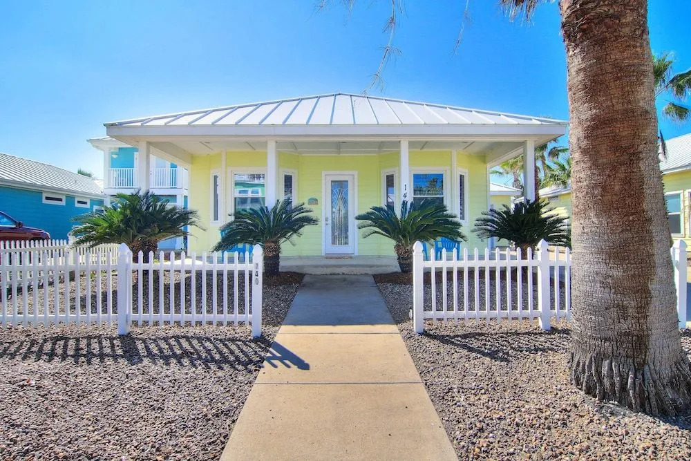 Tropical Niche 3 Bedroom Home by Redawning