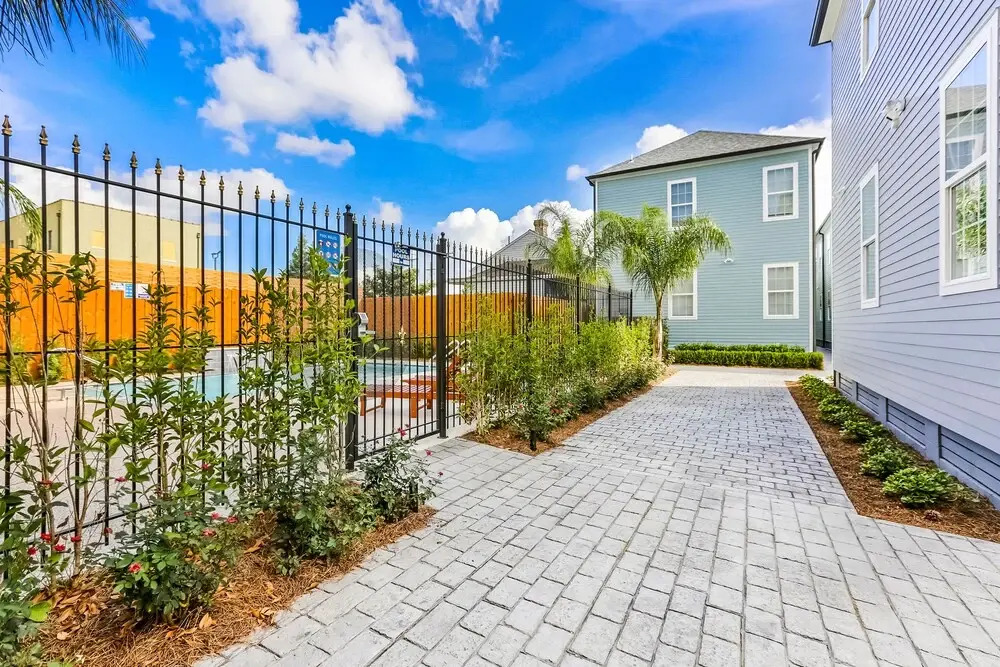 Chic 4 BR Condo - Large Pool - Perfect Location