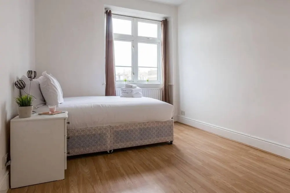 Spacious 2BR flat in Putney