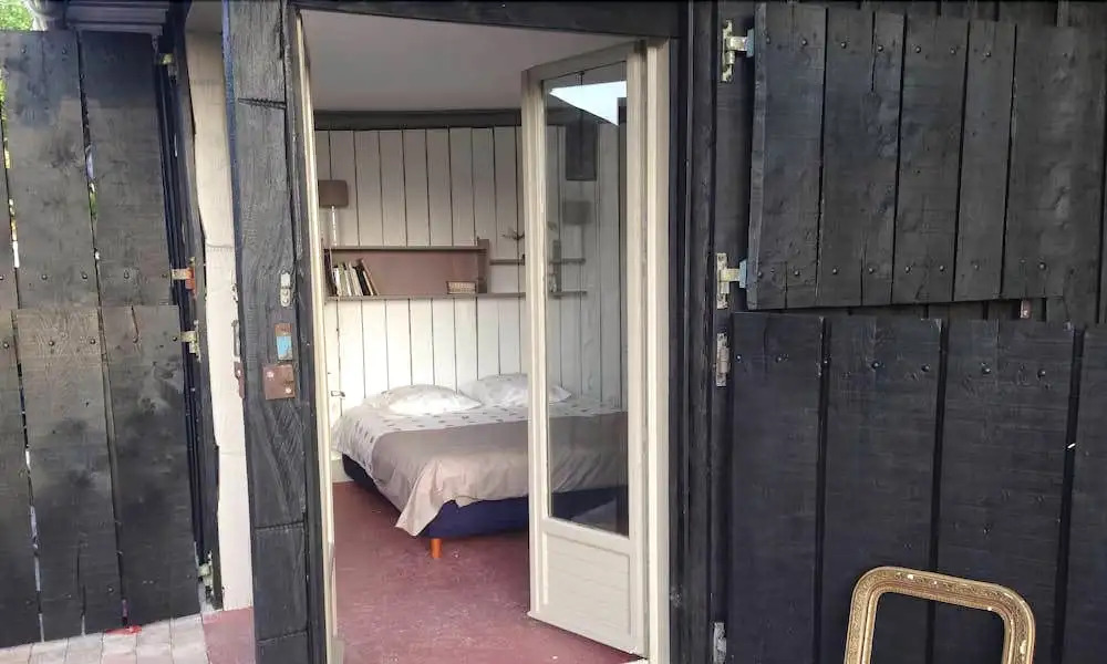 Ille Flottante, Maison éclusière et hébergements insolites sur le canal