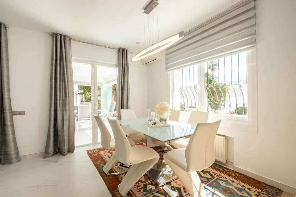 Villa encantadora junto a la playa en Los Monteros con seguridad 24 horas