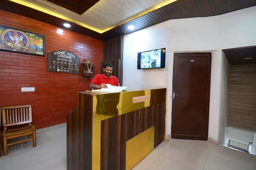OYO 17133 Hotel Anmol