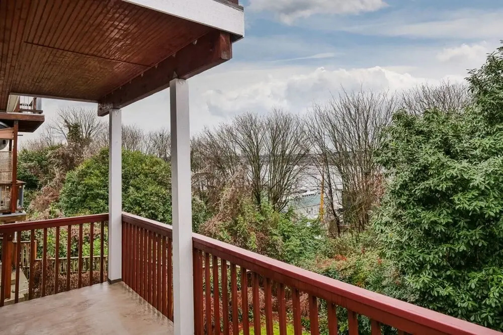 Renovated 2BR Lake View Condo