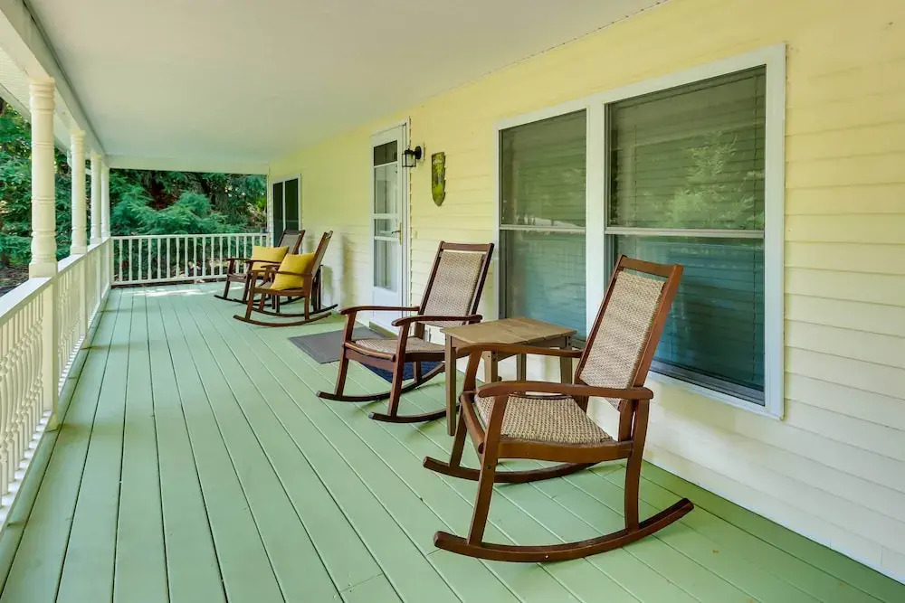 Blakeslee Home w/ Private Hot Tub, 5 Mi to Skiing