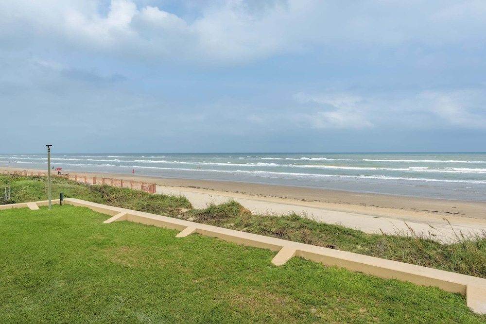 2nd Floor 1br Beachfront Condo W/ Heated Pools 1 Bedroom Condo