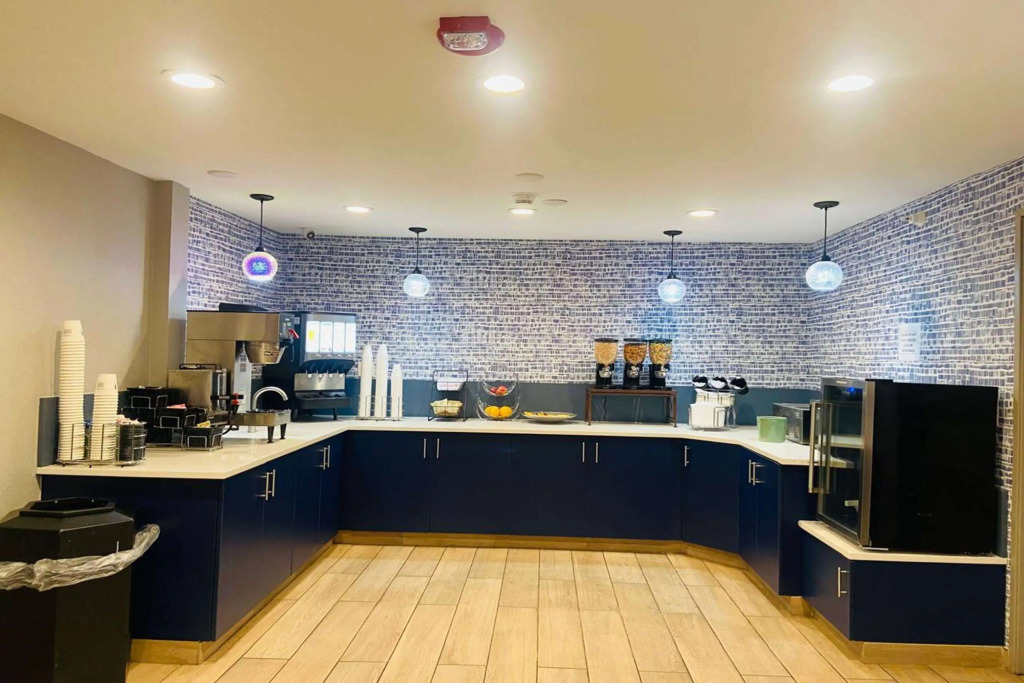 AmericInn by Wyndham Glendale Milwaukee