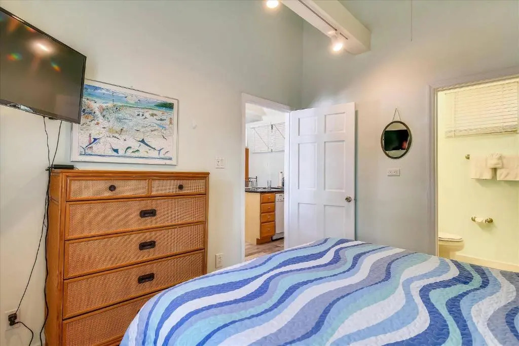 Ibis by Avantstay Close to Duval Street w/ Shared Pool Month Long Stays Only