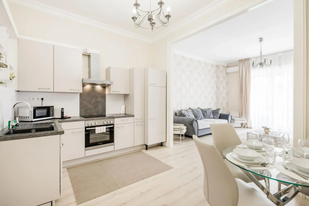 De Luxe 1-bedroom, 2-bathroom Condo in the Center