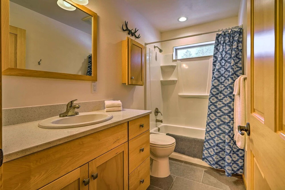 Modern Beaver Valley Cabin w/ Hot Tub & Games!
